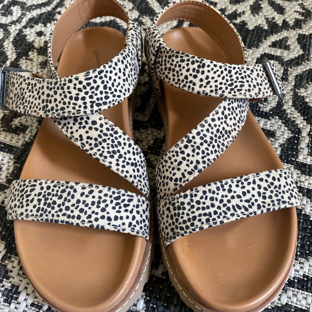 Universal Thread Annika Sandals